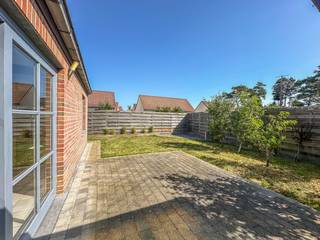 Gezellige vakantiewoning in kleine verkaveling met slechts 4 woningen. Indeling: inkom, zonnige woonkamer, ingerichte keuken, 3 slaapkamers waarvan 1 slaapkamer en badkamer op het gelijkvloers, 2 toiletten, berging, onderhoudsvriendelijke tuin met groot zonneterras. Extra troeven: CV aardgas, elektrische installatie is conform. Geen syndic of gemeenschappelijke kosten. <em>Enkele foto's in deze publicatie werden digitaal opgeruimd en kunnen afwijken van de werkelijkheid.</em>