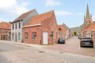 Op zoek naar een woning met ruimte, mogelijkheden én een praktische ligging? Deze verrassend ruime woning, gelegen in de dorpskern van Boezinge, biedt heel wat troeven en is ideaal voor wie comfortabel wil wonen met extra ruimte voor hobby, werk of stockage.<br /><br />Op het gelijkvloers kom je binnen via de inkomhal, die toegang geeft tot de ruime en lichtrijke leefruimte met een volledig ingerichte open keuken. Een aangename plek waar wonen en koken mooi samenkomen. Verder bevindt zich op het gelijkvloers de badkamer, uitgerust met een ligbad en lavabomeubel en een apart toilet. <br /><br />Op de eerste verdieping bevinden zich drie ruime slaapkamers, aangevuld met een zolder die extra bergruimte biedt. <br /><br />Een absolute meerwaarde is de zeer ruime garage met automatische poort. Boven de garage bevindt zich bovendien een grote polyvalente ruimte die tal van mogelijkheden biedt, zoals een bureau, hobbyruimte of extra opslagruimte.<br /><br />Buiten geniet je van een gezellige binnenkoer, ideaal om even tot rust te komen.<br /><br />Ook op energetisch vlak is er een interessante troef: de woning beschikt over zonnepanelen met een vermogen van 5.040 Wp.