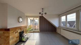 Square Estate offers you this charming flat located on the 3rd and top floor of a small building without a lift in Wemmel. This flat has a living...