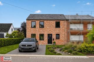 Gelegen in de rustige Vossekotstraat vinden we deze gloednieuwe halfopen bebouwing terug. De woning combineert een tijdloze architectuur van rode gevelsteen met strakke zwarte raamprofielen en dakpannen, wat zorgt voor een moderne doch warme uitstraling. U woont hier op een boogscheut van het centrum van Scherpenheuvel (+/- 1,8 km), met een vlotte verbinding naar winkels en scholen, maar geniet tegelijkertijd van de rust die deze residentiële straat te bieden heeft.<br /><br />Bij het betreden van de woning kom je in een functionele inkomhal met gastentoilet. Wat meteen opvalt, is de logische flow naar de leefruimte. De zithoek en eethoek vormen één ruim en lichtrijk geheel dat naadloos aansluit op de open keuken. Dankzij de grote raampartijen aan de achterzijde wordt de tuin als het ware naar binnen getrokken en geniet je de hele dag door van natuurlijke lichtinval. Aansluitend aan de keuken is er een bijzonder praktische berging voorzien met aansluitingen voor wasmachine en droogkast; een onmisbare troef voor elk gezin. Buiten is er ruimte voor een gezellig terras en een onderhoudsvriendelijke tuin, waar in de voortuin een wadi is aangelegd voor een duurzame waterhuishouding.<br />Op de eerste verdieping biedt de nachthal toegang tot drie volwaardige slaapkamers, ideaal voor een gezin of om in te richten als thuiskantoor. De badkamer is centraal gelegen en slim ingedeeld met ruimte voor zowel een ligbad, een toilet als een dubbele wastafel. Via een zolderluik is de ruime zolderverdieping bereikbaar. Deze grote open ruimte biedt extra mogelijkheden voor opslag, wat de praktische bruikbaarheid van deze woning compleet maakt. Kortom, een instapklare buitenkans voor wie op zoek is naar een kwalitatieve nieuwbouwwoning op een toplocatie.<br /><br /><u><strong>Indeling:</strong></u><br /><strong>Gelijkvloers:</strong> Inkomhal, toilet, zithoek, eethoek, open keuken, berging/wasplaats <br /><strong>Eerste verdieping:</strong> Nachthal, 3 slaapkamers, badkamer <br /><strong>Zolder:</strong> Ruime bergzolder<br /><strong>Buitenruimte:</strong> oprit met parkeerplaats <br /><br /><br />*De prijs van 370.000euro is  exclusief BTW (12% op de bouwgrond - 21% op de woning) = totaalprijs van <u><strong>439.600 euro</strong></u> inclusief btw en registratierechten.<br /><br />Ervaar zelf de vele voordelen van deze woning tijdens een persoonlijke rondleiding. Maak vandaag nog je afspraak.<br />Mail naar info@immopersyn.be of bel 013 444 008.