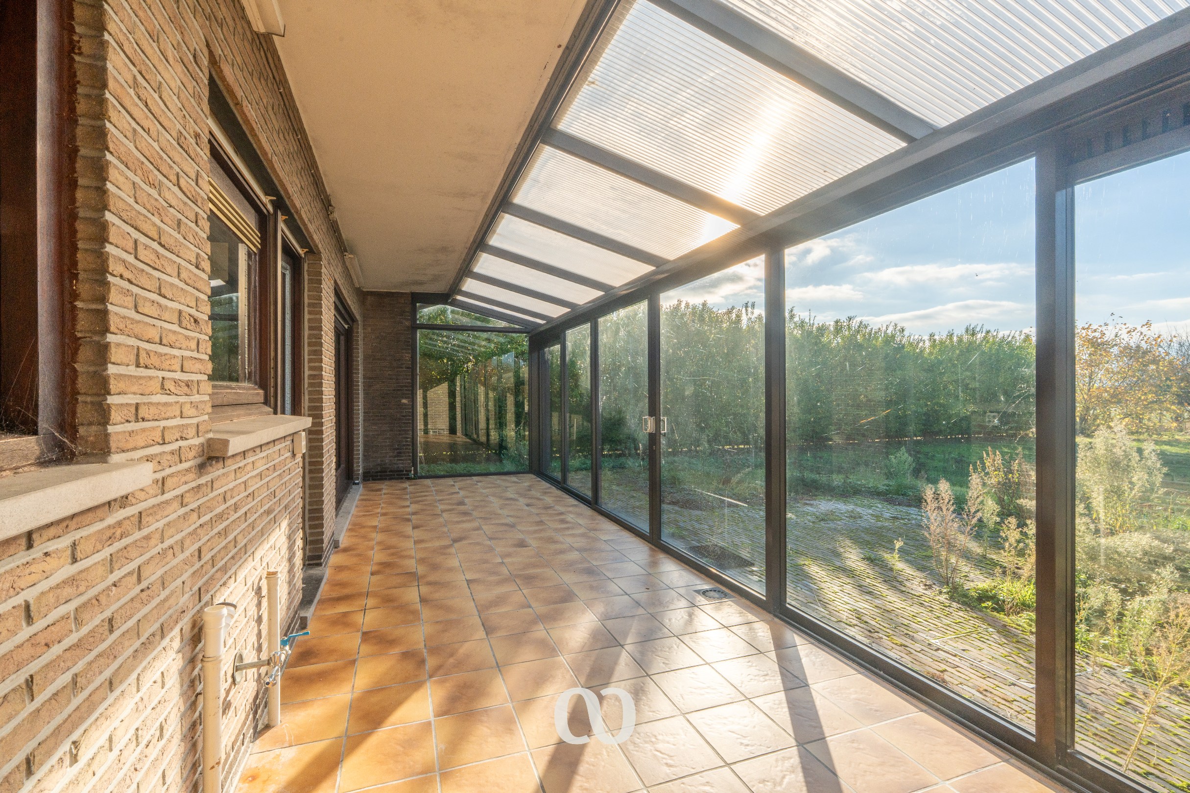 Maison familiale à rénover avec grand jardin et vue agricole. - photo 5