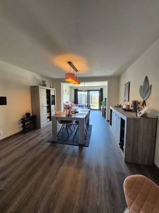 Instapklare en gerenoveerde woning met zonnige tuin en tal van troeven<br /><br />Bent u op zoek naar een charmante, volledig gerenoveerde woning waar comfort en functionaliteit centraal staan? Dan is deze eigendom precies wat u zoekt!<br /><br />Met een bewoonbare oppervlakte van 89 m² biedt deze woning een doordachte indeling en een aangename woonbeleving. <br /><br />De woning beschikt over 2 volwaardige slaapkamers en een moderne badkamer uitgerust met een bad/douchecombinatie en een dubbele lavabo – ideaal voor extra comfort in het dagelijkse gebruik. Daarnaast is er een aparte toiletruimte met geïntegreerde wasruimte, wat zorgt voor extra praktische meerwaarde. Ook is er een praktische berging voorzien.<br /><br />Een absolute troef is de volledig afgewerkte zolder die bereikbaar is via een vaste trap. Verder is de woning voorzien van een volledig onderkelderde kruipruimte.<br /><br />Langs achter beschikt u over een aparte toegang tot de tuin, wat zorgt voor extra flexibiliteit. De zonnige en onderhoudsvriendelijke achtertuin biedt een heerlijke plek om tot rust te komen of te genieten met familie en vrienden.<br /><br />De woning is bovendien uitgerust met:<br /><br />- Conforme elektriciteit<br />- Elektrische rolluiken<br />- Verwarming op aardgas<br />- EPC-label C<br /><br />Extra interessant: de woning kan eventueel bemeubeld aangekocht worden, wat ze ook bijzonder geschikt maakt als investering of voor wie meteen wil intrekken zonder zorgen.<br /><br />Kortom, een instapklare woning met een uitstekende prijs-kwaliteitverhouding en tal van mogelijkheden.<br /><br />Interesse? Contacteer ons vandaag nog voor een bezoek!