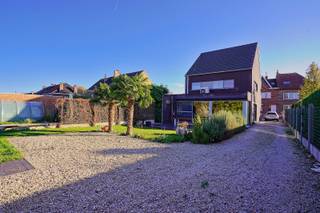 In het landelijke Iddergem vinden we deze recente halfopen bebouwing die voorzien is van een warmtepomp met vloerverwarming (en...