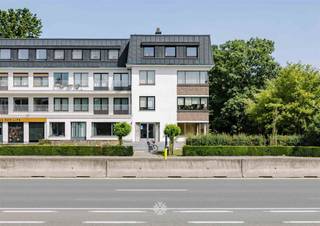 SINT-DENIJS-WESTREM - Ruim gelijkvloers appartement met aangenaam terras Bent u op zoek naar een gelijkvloers appartement met ruimte, licht en enorm...