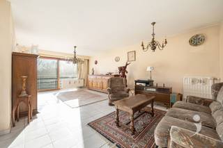 <p><span>Dit appartement van 93 m² bevindt zich op de eerste verdieping van een residentie uit 1963, gelegen aan de Begijnenweide in Mechelen. </span></p><p><span>Dankzij de zuidgerichte oriëntatie geniet het appartement van een aangename lichtinval en een mooi zicht op de Dijle en de Sint-Romboutstoren. </span></p><p><span>De indeling omvat een leefruimte, twee slaapkamers met toegang tot een klein terras en een badkamer uitgerust met een ligbad. Verder beschikt het appartement over een privatieve kelderberging. </span></p><p><span>Het pand is onmiddellijk beschikbaar en dient opgefrist te worden, wat tal van mogelijkheden biedt om het volledig naar eigen smaak te renoveren. </span></p><p><span>Door de gunstige oppervlakte en praktische indeling vormt dit appartement een interessante opportuniteit voor zowel eigen bewoning als investering. </span></p><p><span> </span></p><p><span>Interesse?<br />Contacteer ons via 016 15 31 15 of info@immolivit.be </span></p>