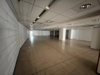 Opbrengsteigendom: Handelsgelijkvloers van 379 m2 + 2 appartementen van respectievelijk 165 m2 en 92 m2, te koop te Bouge (Namen)Gelegen langsheen...