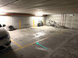 <br />Deze ondergrondse staanplaats is gelegen in een verzorgd garagecomplex in Sint-Kruis, nabij centrum van Brugge.<br />De toegang verloopt via een automatische poort met afstandsbediening. Dankzij de afmetingen van 4,80 m x 2,40 m is de staanplaats ruim en vlot toegankelijk.<br />Ideaal voor wie op zoek is naar een veilige parkeerplaats of een praktische oplossing om een wagen en/of fietsen te stallen nabij het centrum.<br />Onmiddellijk beschikbaar bij het verlijden van de authentieke akte.