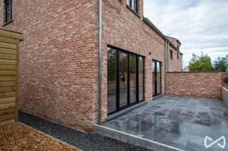 <span>Deze nieuwbouwwoning is gelegen in het landelijke Sint-Denijs-Boekel en omvat alle hedendaags comfort.</span><br /><br /><span>Afgewerkt met uiterst duurzame materialen, zonnepanelen en vloerverwarming. Woning omvat inkomhal met bezoekerstoilet, zeer ruime en zonrijke leefruimte met open ingerichte keuken met aansluitend ruime berging. Zonrijk terras met aangename en makkelijk te onderhouden tuin. Bovenverdieping omvat 3 slaapkamers, apart toilet en ingerichte badkamer met ligbad, douche en dubbel lavabomeubel. Vaste trap naar zolderverdiep met extra niet afgewerkte kamer (voor stockage) en technische ruimte. </span><br /><br /><span>Troeven: zeer energiezuinig, volledig aangelegde tuin en voorzien van lichtarmaturen en gordijnen. </span><br /><span>Op slechts 1,3km van het station van Sint-Denijs-Boekel en Zwalm. </span><br /><br /><span>Beschikbaar vanaf 1 november 2026.</span><br /><br /><span>Voor meer informatie bel Stefanie op het nummer 055/59 50 10 of mail stefanie.browaeys@weinvest.be.</span>