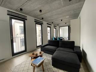 <p>Prachtig appartement van ca 58 m² in de rustige Bervoetstraat. Een super centrale locatie, vlakbij de Oudaan en ideaal gelegen tussen het bruisende Zuid en de leuke shoppingbuurt van Antwerpen. Ook op vlak van bereikbaarheid zit u hier perfect met de oprit van de Ring en openbaar vervoer in de nabijheid.<br /><br />Het appartement is uiterst modern afgewerkt met oog voor elk detail. Een lichte parket werd volledig doorgetrokken en creëert een warme sfeer. De driedubbele beglazing in de ramen garandeert de stilte in het appartement. De leefruimte heeft een aangename lichtinval dankzij de verscheidene grote raampartijen. De moderne open keuken is uitgerust met alle nodige toestellen: koelkast, diepvriezer, vaatwasser, oven en kookvuur.<br /><br />Een grote troef van het appartement is het overdekte terras van ca 4 m².<br /><br />De slaapkamer is aangenaam ruim. Deze kan gebruikmaken van de badkamer afgewerkt met keramische marmertegels en voorzien van regendouche, stijlvol lavabomeubel en toilet.<br /><br />Praktische berging met aansluitingen voor wasmachine en droogkast.<br /><br />Gemeenschappelijke lasten: 25 Euro per maand.<br />Alle nutsvoorzieningen (gas, water en elektriciteit) zijn privé op te nemen door de huurder.<br /><br />Beschikbaar vanaf 1 augustus 2026.</p>