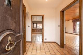 Deze RUIME woning is gelegen te Ooigem (Wielsbeke), meer bepaald in de Berkenstraat 10, op een perceel grond van 586 m² en met een bewoonbare oppervlakte van 208 m². De woning bevindt zich in de nabijheid van winkels, bakker, slager en school, en in een rustige woonwijk.<br /><br />PLUSPUNTEN:<br />* GUNSTIGE LIGGING | RUSTIGE WOONWIJK<br />* GARAGE<br />* TUIN<br /><br />INTERIEUR:<br />U betreedt de woning via de inkomhal met apart gastentoilet. Aansluitend bevindt zich de lichtrijke leefruimte (33 m²) met zit- en eethoek. Verder is er een ruime, ingerichte keuken (20 m²) (kookplaat | dampkap | oven | koelkast | spoelbak) met praktische berging en toegang tot zowel de tuin als de inpandige garage.<br />Via de nachthal bereikt u op het gelijkvloers de twee slaapkamers (9 m² | 14 m²) en de ingerichte badkamer (ligbad | lavabo | toilet).<br />Tot slot is er de zolderverdieping (43 m²), toegankelijk via een vouwtrap vanuit de garage. Deze ruimte kan naar wens worden ingericht of dienst doen als extra bergruimte.<br /><br />EXTERIEUR:<br />De woning beschikt over een tuin rondom de woning (390 m²), waar u op elk moment van de dag van de zon kunt genieten. Op eigen terrein is er parkeergelegenheid voorzien voor één wagen.