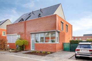 Welkom in Kessel-Lo! In de begeerde deelgemeente van Leuven, kan je deze ruime gezinswoning terugvinden. De ideale ligging uit zich in de nabijheid van de Abdij van Vlierbeek, oprit autosnelweg en alle voorzieningen binnen handbereik. Ook centrum Leuven is makkelijk per fiets of openbaar vervoer bereikbaar <br /><br />Je komt binnen via de inkomhal met gastentoilet, die toegang biedt tot de royale leefruimte met voldoende ruimte om zowel een zithoek als eetplaats in te richten. Aansluitend vind je de open geïnstalleerde keuken met praktische berging en zicht op de tuin. Via de vaste trap bereik je de eerste verdieping. Deze is verdeeld over 3 volwaardige slaapkamers en de badkamer. De zolderverdieping is volledig afgewerkt als master bedroom. Een extra troef is de onderhoudsvriendelijke tuin met handig tuinhuis.<br /><br />De woning is beschikbaar uiterlijk 6 maanden na het verlijden van de notariële akte.<br />Benieuwd? Boek snel je bezoek ter plaatse via ellen@sophimo.be of via 0498/59 84 11!