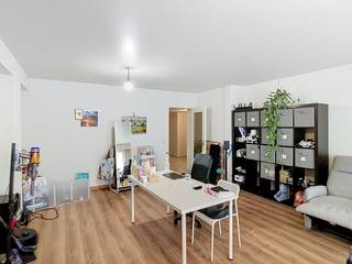 <p>Cet appartement spacieux de trois chambres est idéalement situé au centre de Louvain. Vous profitez d'un emplacement privilégié à proximité immédiate des commerces, des restaurants, des transports en commun et de toutes les commodités. Son certificat énergétique B constitue un véritable atout en matière de performance énergétique.</p><p></p><p>Le hall d'entrée mène vers un vaste séjour lumineux offrant un agréable espace de vie. La cuisine attenante est équipée d'un lave-vaisselle et dispose de l'espace nécessaire pour répondre aux besoins du quotidien.</p><p></p><p>L'appartement comprend trois chambres confortables. L'une d'elles bénéficie d'un accès direct à une terrasse privative, tandis qu'une autre est équipée d'un lavabo. La salle de bains est aménagée avec une baignoire et un lavabo. Des toilettes séparées complètent l'ensemble.</p><p></p><p>Le bien est disponible à partir du 1 octobre 2026. Le loyer s'élève à 1.095 euros par mois. Une provision mensuelle de 150 euros est demandée pour les charges communes, le chauffage et l'eau. Il est également possible de louer un emplacement de parking pour 80 euros par mois.</p><p></p><p>Vous recherchez un appartement de trois chambres au centre de Louvain offrant espace, confort et excellente accessibilité, contactez-nous pour obtenir plus d'informations ou planifier une visite via www.living-stone.be! </p>
