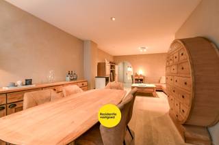 Welkom in de Meenseheirweg 139, een gerenoveerde woning met ruime garage in het hart van Roeselare. Op wandelafstand zijn er winkels, openbaar vervoer, scholen en zoveel meer.<br /><br />Via de inkomhal betreden we de woning, die ons meteen verwelkomt met een warme en huiselijke sfeer. Aansluitend bevinden zich de gezellige eetkamer en leefruimte, waar de pelletkachel zorgt voor extra comfort en gezelligheid.<br /><br />Achteraan de woning bevindt zich de volledig uitgeruste keuken met kwalitatieve toestellen en voldoende werkruimte. Verder beschikt de woning over een moderne badkamer met inloopdouche en maatkasten, een apart toilet en verschillende praktische bergruimtes.<br /><br />Een absolute meerwaarde is de ruime veranda, die dankzij de grote raampartijen en airco het hele jaar door als extra leefruimte kan dienen en uitkijkt op de koer.<br /><br />Op de eerste verdieping vinden we twee volwaardige slaapkamers. Het is mogelijk om een vaste trap te plaatsen naar de geïsoleerde zolder, deze kan ingericht worden als derde slaapkamer.<br /><br />Daarnaast beschikt de woning over een garage met extra berging, voorzien van een elektrische poort.<br /><br />De vermelde prijs is een richtprijs; elk bod, hoger of lager, wordt voorgelegd aan de eigenaar, die zich het recht voorbehoudt dit te aanvaarden of te weigeren.<br />Ook warm geworden van deze woning? Contacteer ons voor een bezoek ter plaatse!<br /><br />Benieuwd naar de waarde van uw eigen woning?<br />Neem voorsprong met een vrijblijvende en gratis schatting via: www.residentievastgoed.be/gratisonlineschatten