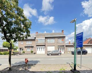 Goed gelegen partère woning op 884m2 met anex opslagruimte of werkplaats ong. 600m² (voorheen schrijnwerkerij) op 100m van het centrum. Gelegen in...