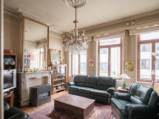 <strong>Te renoveren handelshuis (266 m²) met stadstuin. Wonen en werken in het centrum van Gent.</strong><br /><br /><em>Voor meer informatie, mail naar info@carloeggermont.be</em><br /><br />De prachtige neoclassicistische gevel zet meteen de toon voor dit karaktervolle pand, dat nog beschikt over authentieke elementen zoals parketvloeren, een originele haard en sierlijsten – details die het burgerhuisgevoel versterken.<br /><br />Dit pand op een perceel van 175 m², met een uitzonderlijk ruime stadstuin, biedt de bijzondere kans om wonen en werken te combineren op een uitstekende locatie nabij de Kouter. Een locatie die deel uitmaakt van het Petercelle-project, waarbij meer aandacht zal worden besteed aan toegankelijkheid en groen. De woning vraagt een bijkomende modernisatie, maar biedt de perfecte basis om uw eigen stempel te drukken.<br /><br />Indeling: <br />Op de begane grond bevindt zich vooraan de handelsruimte en achteraan de keuken met eetplaats en toegang tot de uitzonderlijke stadstuin. <br />Op de tussenverdieping vinden we de ruime badkamer met achterliggende wasplaats. De 1<sup>ste</sup> verdieping omvat de leefruimte en eerste slaapkamer. <br />De tweede en derde slaapkamer bevinden zich op de 2<sup>de</sup> verdieping. <br />Een vierde kamer en de ruime polyvalente zolder bevinden zich op de bovenste verdieping. <br /><br /><strong>Een zeldzame kans voor wie op zoek is naar een woning met karakter, ruimte en een enorm potentieel!</strong>