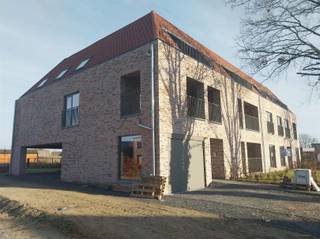 <p><span>Ruim appartement op de eerste verdieping met 2 slaapkamers, op een unieke rustige ligging te Mol Achterbos.  Een ondergrondse autostaanplaats is inbegrepen in de prijs. Tweede staanplaats mits € 15.000 is mogelijk. </span></p><p><span>Er zijn appartementen met 1, 2 of 3 slaapkamers. De appartementen worden voorzien van vloerverwarming met warmtepomp , zonnepanelen , ventilatiesysteem. Er zijn 2 liften in het gebouw voorzien.</span></p><p><span>KOOP NU &amp; BETAAL PAS BIJ DE OPLEVERING.</span></p><p><span>Plannen en lastenboek te downloaden op <span>www.vanheesimmo.be</span></span></p><p><span>Er is een gemeenschappelijke fietsenstalling.</span></p><p><span>Mol centrum op slechts 3 km. Ook snel bereikbaar via nieuw fietspad. </span></p><p><span>DE APPARTENTEN ZIJN HELEMAAL KLAAR.</span></p><p><span>KOM DE KIJKWONING BEZOEKEN.</span></p><p><span>Bel mij 0475 245013 voor een afspraak</span></p><p><span> </span></p><p><span> </span></p>