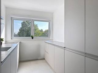 <p><span>Bent u op zoek naar een verzorgd en instapklaar appartement waar u onmiddellijk uw thuis van kunt maken? Dan is dit volledig gerenoveerde appartement op de tweede verdieping zeker een bezoek waard!</span></p>
<p><span>Gelegen in een kleinschalig gebouw met slechts drie appartementen, geniet u hier van een rustige woonomgeving én het grote voordeel dat er </span><strong><span>geen algemene gemeenschappelijke kosten</span></strong><span> zijn.</span></p>
<p><span>De ruime leefruimte in L-vorm biedt tal van indelingsmogelijkheden en beschikt over een gezellige bureelhoek, ideaal voor wie regelmatig van thuis uit werkt. De volledig uitgeruste keuken is voorzien van alle hedendaagse comfort en sluit perfect aan op de leefruimte.</span></p>
<p><span>Verder beschikt het appartement over:</span></p>
<ul>
<li><span>Twee volwaardige slaapkamers.</span></li>
<li><span>Een modern ingerichte badkamer met stijlvolle inloopdouche.</span></li>
<li><span>Een apart toilet.</span></li>
<li><span>Een aangenaam terras waar u in alle rust kunt genieten.</span></li>
<li><span>Een praktische en doordachte indeling met veel natuurlijk licht.</span></li>
</ul>
<p><span>Dankzij de kwalitatieve renovatie verkeert het appartement in uitstekende staat en is het onmiddellijk beschikbaar.</span></p>
<p><strong><span>Troeven:</span></strong></p>
<ul>
<li><span>Volledig gerenoveerd</span></li>
<li><span>Twee slaapkamers</span></li>
<li><span>Ruime woonkamer met bureelhoek</span></li>
<li><span>Volledig uitgeruste keuken</span></li>
<li><span>Terras</span></li>
<li><span>Badkamer met inloopdouche</span></li>
<li><span>Apart toilet</span></li>
<li><span>Kleinschalig gebouw met slechts 3 appartementen</span></li>
<li><strong><span>Geen algemene gemeenschappelijke kosten</span></strong></li>
</ul>
<p><span>Interesse? Neem vandaag nog contact op met </span><strong><span>Van Reeth Vastgoed</span></strong><span> voor meer informatie of een bezoek. Dit appartement combineert comfort, rust en een uitstekende prijs-kwaliteitverhouding.</span></p>
<p><span></span></p>