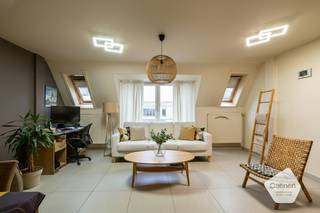 In het rustige en charmante Lombardsijde vindt u dit verzorgd appartement, gelegen in een kleinschalige residentie met lift, gebouwd in 2007;De...