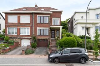 <p><u><strong>Te koop:</strong></u> halfopen woning in het centrum van Zaventem, op wandelafstand van park, openbaar vervoer en invalswegen.<br /><br />Deze woning uit 1957 biedt een mooie tuin van 120 m², een praktische indeling en een grote zolderruimte. Gelegen in het hart van Zaventem, geniet u van alle voorzieningen binnen handbereik. De ruime zolder biedt extra mogelijkheden voor opslag of uitbreiding, terwijl de tuin een groene oase vormt voor ontspanning.<br /><br /><u><strong>Belangrijkste ruimtes:</strong></u><br />• Living (16 m²) met toegang tot de veranda<br />• Eetkamer (16 m²) naast de keuken<br />• Keuken (8 m²) met directe toegang tot het terras<br />• Veranda (13 m²) met zicht op de tuin<br />• Twee slaapkamers (16 m² elk) en een bureau (7 m²), met mogelijkheid tot uitbreiding van de zolder.<br />• Badkamer (5 m²)<br />• Grote zolder (22 m²) en extra zolderruimte (15 m²)<br />• Garage (23 m²) en staanplaats<br />• Kelder (9 m²)<br />• Tuin (120 m²) met terras (20 m²)<br /><br /><u><strong>Troeven:</strong></u><br />• Mooie tuin van 120 m²<br />• Centrale ligging in Zaventem<br />• Grote zolder met uitbreidingspotentieel<br />• Rustig en blijvend groen uitzicht achteraan dankzij de ligging aan een groengebied<br /><br />Meer informatie of een bezoek met Joery Van De Gucht? Contacteer ons via +3223351115<br />JOUW DROOMHUIS. ZO GEVONDEN!</p>