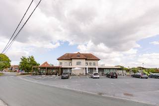 Contacteer Simon voor meer info of een bezoek via +32 498 12 37 08 of via Simon@vicusvastgoed.be<br /><br />Dit karaktervolle pand combineert authenticiteit met tal van mogelijkheden. Gelegen aan de Wijnendale-Stationstraat, op een zichtlocatie langs populaire fiets- en wandelroutes én vlot bereikbaar vanuit Brugge, Roeselare en de E403.<br /><br />De goed draaiende tearoom komt vrij in januari met een mogelijk rendement van 5%. <br /><br />Bij binnenkomst wordt u verwelkomd in een ruime en lichtrijke tearoom die volledig omgeven is door glas en naadloos aansluit op een gezellige veranda. De ruimte is voorzien van een ingerichte horecabar met doorlopend de industriële keuken, die royaal is opgezet en voldoende werkruimte biedt. Achter een afgesloten deur bevindt zich een badkamer en drie kamers, ideaal in te richten als slaapkamer, bureauruimte of extra bergruimte. Achteraan is er bovendien een afgesloten terras, waar u in alle rust kan genieten van privacy.<br /><br />Dankzij de ruime parkeermogelijkheid voor 25 wagens en een fietsenparking is het pand ideaal toegankelijk voor bewoners, klanten of toeristen. <br /><br />De omgevingsvergunning laat uiteenlopende functies toe, waardoor dit pand uitzonderlijk flexibel inzetbaar is. Mogelijkheden zijn onder meer:<br />- Wonen<br />- Horeca (restaurant, café, dancing)<br />- Detailhandel of vrije beroepen<br />- Kantoorfunctie of dienstverlening<br />- Recreatie, landbouw, industrie en meer<br /><br />De perfecte combinatie van werken en wonen: een praktische indeling die zowel professionele als private doeleinden harmonieus laat samengaan.<br /><br />Contacteer Simon voor meer info of een bezoek via +32 498 12 37 08 of via Simon@vicusvastgoed.be