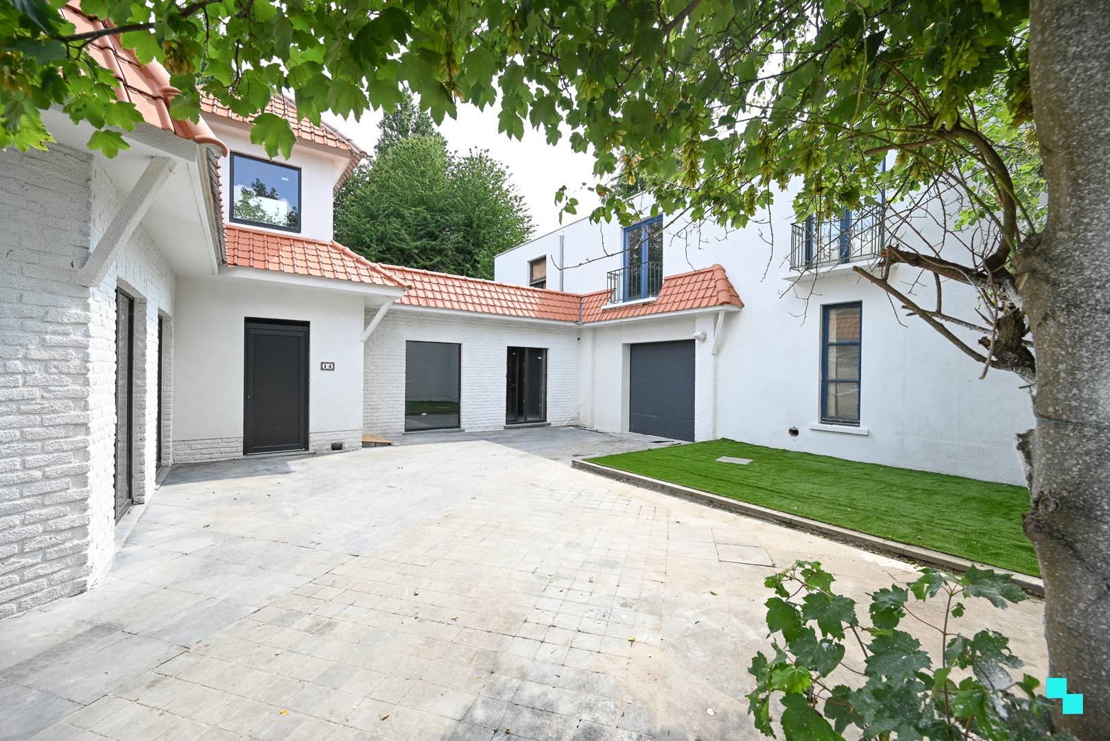 Toonzaal of bureelruimte met riante opslagruimte in hartje Kuurne op discrete ligging - photo 1