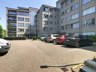 Vous recherchez un appartement spacieux dans le centre de Beveren ? Pour votre propre maison ou comme investissement à louer ? Alors lisez la suite rapidement.Cet appartement est proposé à la vente dans la résidence Rameyenhof, située sur le récif de Ciamberlan à Beveren. L'appartement est situé du côté intérieur, loin de la circulation routière.Il est situé au 4ème (dernier) étage. Le bâtiment est équipé d'un ascenseur. L'appartement comprend une place de parking hors sol non couverte.L'appartement est chauffé électriquement (l'installation d'une pompe à chaleur est possible). Le toit a déjà été isolé. La rénovation et l'isolation des façades et des terrasses sont en cours. Les frais sont à la charge du vendeur.Le hall d'entrée dispose d'un vestiaire et donne accès aux toilettes invités. Le salon spacieux donne sur la terrasse orientée au sud. La cuisine est équipée d'une plaque vitrocéramique, d'un four et d'une hotte.Par le hall de nuit, nous atteignons les deux chambres spacieuses. La salle de bain dispose d'une baignoire et d'un espace pour une machine à laver.L'appartement est actuellement loué. En cas d'utilisation personnelle, le délai de préavis légal s'applique.Cet appartement a éveillé votre intérêt ? Alors prenez rendez-vous rapidement via dewaele.com ou appelez le 03/296.80.50. À bientôt !Registre des mesures: non