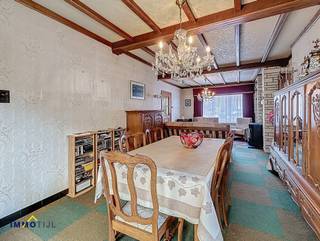 <p>Op het gelijkvloers bevindt zich een ruime inkomhal, een lichtrijke woonkamer met eetplaats en een <strong>grote keuken met zithoek</strong>. Daarnaast zijn er een badkamer met bad, lavabo en toilet, een <strong>wasplaats met berging en een apart toilet</strong>.<br /><br /></p>
<p>Zowel de woonkamer als de <strong>garage </strong>geven toegang tot de veranda, die kan dienen als aangename tweede leefruimte. <strong>Langs de woning is extra parkeergelegenheid </strong>voorzien. Achteraan ligt een zonnige tuin met terras en tuinberging.<br /><br /></p>
<p>Op de eerste verdieping bevinden zich drie volwaardige slaapkamers.<br /><br /></p>
<p>De woning beschikt deels over dubbele beglazing met <strong>rolluiken</strong>. Houd er rekening mee dat een renovatieverplichting van toepassing is.<br /><br /></p>
<p>Tot slot is de woning gunstig gelegen in Haaltert. Er is een vlotte verbinding richting Aalst en Ninove, en dankzij de nabijheid van de E40 is ook Brussel snel bereikbaar. Rustig gelegen, maar toch dicht bij scholen, winkels en andere voorzieningen, maakt deze<strong> locatie bijzonder praktisch en aangenaam</strong>.<br /><br /></p>
<p>Interesse? Contacteer ons via tijl@immotijl.be of 0477 44 86 11.</p>