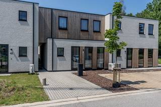 <p>Instapklare nieuwbouwwoning in rustige, kindvriendelijke straat</p>
<p>Welkom in deze recente en energiezuinige nieuwbouwwoning, gebouwd in 2024 en gelegen in de Sint-Gerardusstraat te Geel. Deze strakke woning combineert modern wooncomfort met een rustige ligging in een doodlopende straat, waardoor ze bijzonder aantrekkelijk is voor jonge gezinnen.</p>
<p>Bij het betreden van de woning valt meteen de gezellige en lichtrijke leefruimte op, die naadloos aansluit op de moderne keuken en de aangename tuin. De volledig afgesloten tuin biedt de ideale plek om in alle privacy te genieten van het buitenleven, terwijl kinderen er veilig kunnen spelen.</p>
<p>Dankzij de recente bouw voldoet de woning aan de hedendaagse normen inzake comfort, energiezuinigheid en duurzaamheid. De praktische indeling en kwalitatieve afwerking zorgen ervoor dat u hier zonder zorgen onmiddellijk uw intrek kunt nemen.</p>
<p>De ligging vormt een absolute meerwaarde. In deze rustige, doodlopende straat geniet u van een veilige woonomgeving met weinig verkeer, terwijl scholen, winkels, openbaar vervoer en belangrijke verbindingswegen zich op korte afstand bevinden.</p>
<p>Bent u op zoek naar een recente woning waar comfort, rust en gezinsvriendelijk wonen centraal staan? Dan is deze eigendom zeker een bezoek waard.</p>