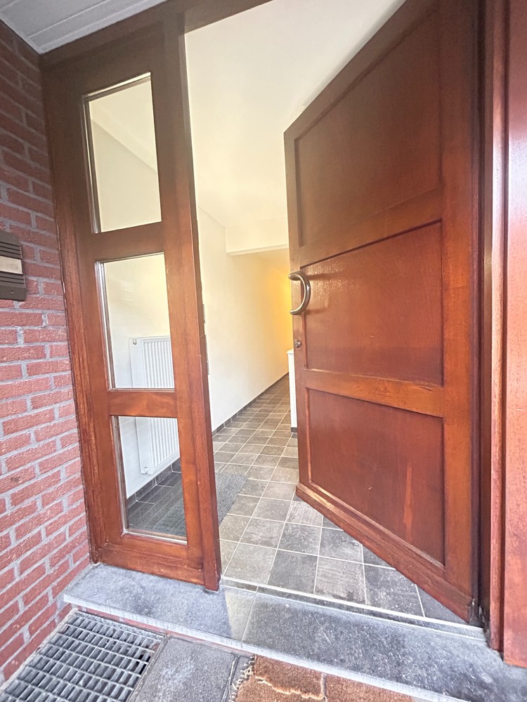 Rustig gelegen bel étagewoning met 3 slaapkamers en diepe ZW tuin,heerlijk terras en extra speel of werkruimte  onderin - foto 2