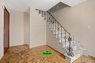 In het centrum van Zottegem, op wandelafstand van winkels, scholen en het station, bevindt zich deze bel-étagewoning op een ideale ligging voor...