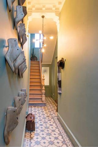 Lichtrijke, karaktervolle woning met 3 slaapkamers en tuin<br /><br />Deze instapklare woning combineert charme, authentieke elementen, een prachtige lichtinval en een warm thuisgevoel. De rustige ligging in een eenrichtingsstraat maakt dit een uitstekende uitvalsbasis voor gezinnen, met nabijheid van openbaar vervoer, scholen, kinderopvang, winkels en een vlotte verbinding naar Antwerpen.<br /><br />Indeling:<br /><br />Gelijkvloers<br />U wordt verwelkomd in de inkomhal die toegang biedt tot de lichtrijke leefruimte met hoge plafonds en een aangename sfeer. Vooraan bevindt zich een gezellige zithoek, het middelste gedeelte is voorzien van praktische ingebouwde kasten (2022).<br />De ruime, volledig uitgeruste keuken (met 5-pits gasvuur, oven, Amerikaanse koelkast en vaatwasser) biedt een mooi zicht op de gezellige tuin.<br />Verder vindt u op het gelijkvloers een gastentoilet en toegang tot een droge kelder.<br /><br />Eerste verdieping<br />Hier bevindt zich een ruime slaapkamer (16 m²) met ingebouwde kasten (2020), evenals een comfortabele badkamer uitgerust met ligbad, douche, dubbele wastafel en toilet.<br /><br />Tweede verdieping<br />Op de tweede verdieping zijn er nog twee volwaardige kamers (13 m² en 10 m²), perfect als kinderkamers, bureau of hobbyruimte. De kamer die op de foto als jungle kinderkamer werd ingericht, is intussen omgevormd tot bureauruimte.<br />Via de hal is er bovendien toegang tot een praktische zolder, ideaal als extra bergruimte.<br /><br />Troeven:<br />- Instapklaar<br />- Veel lichtinval, hoge plafonds en authentieke elementen<br />- 3 volwaardige slaapkamers<br />- Gezellige tuin<br />- Rustige, kindvriendelijke ligging<br />- Centrale locatie nabij Antwerpen<br /><br />Andere:<br />- kijkdagen zondag 3 mei en maandag 4 mei<br />- beschikbaar vanaf februari 2027