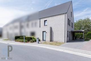 Op wandelafstand van centrum en station Zottegem vinden we deze recente halfopen bebouwing in uitermate goede staat van onderhoud. Deze woning beschikt over een ruime inkomhall met gastentoilet, lichtrijke leefruimte en eetplaats met open, ingerichte keuken en handige berging/wasplaats. Op het verdiep zijn er 3 slaapkamers en een badkamer met ligbad en douche. De zolder is volledig afgewerkt en geeft u een extra zee van plaats, wat deze woning tot een ideale gezinswoning maakt op een uiterst goede locatie. Naast de woning treffen we een oprit met carport en achteraan een tuintje met aangelegd terras. Ideaal als opbrengsteigendom of gezinswoning op wandelafstand van alle accommodaties. Voor meer inlichtingen of een bezoek, contacteer Veronique 0483/676579
