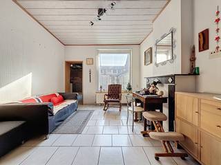 Maison avec beaucoup de potentiel, cour intérieure et passage arrière sur la rue latérale, à distance de marche du centre de Nieuport-Ville, près...