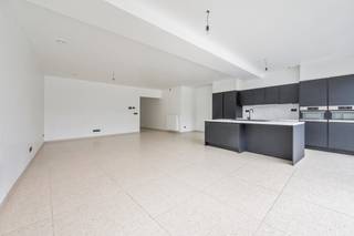 Op zoek naar comfortabel wonen met een tuin én vlak bij het stadscentrum? Dit recent gebouwd gelijkvloers appartement combineert modern...