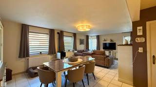 Te koop: gelijkvloers appartement met tuin<br /><br />Adres: Grotestraat 172, 3631 Boorsem<br /><br />Dit verzorgde gelijkvloerse appartement is rustig gelegen in Boorsem, een deelgemeente van Maasmechelen. Dankzij de praktische indeling, de gezellige tuin en de afzonderlijke garagebox is dit appartement een ideale woonst. Bovendien bevinden winkels, scholen en andere voorzieningen zich op korte afstand.<br /><br />Indeling:<br /><br />Bij het betreden van het appartement komt u terecht in de inkomhal met aansluitend een apart toilet. Vervolgens bereikt u de ruime, open leefruimte die vloeiend overgaat in de keuken. Aansluitend aan de keuken bevindt zich een praktische voorraadberging.<br /><br />Verder beschikt het appartement over twee ruime slaapkamers, een badkamer en een afzonderlijke wasplaats, wat zorgt voor extra comfort en praktische opbergruimte.<br /><br />Buiten geniet u van een gezellige tuin waar u in alle rust kunt ontspannen. Daarnaast beschikt het appartement over een aparte garagebox, ideaal voor het veilig stallen van uw wagen en het opbergen van extra materiaal. Daarnaast zijn er op het perceel tal van parkeermogelijkheden.<br /><br />Tot slot beschikt het appartement over een EPC-label C.<br /><br />Vraagprijs: € 245.000,00<br /><br />Interesse in dit appartement? Neem gerust contact met ons op voor meer informatie of om een bezichtiging in te plannen.