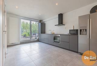 <br /><br />HERZELE - Dit volledig instapklaar, duplexappartement vindt u in een gebouw met twee entiteiten. Alle voorzieningen zoals scholen, winkels, ontspanning, openbaar vervoer en het station van Herzele bevinden zich in de directe omgeving. Daarnaast geniet deze woning van een heel goede bereikbaarheid door de nabijheid van invalswegen en de E40.<br /><br />Naar indeling toe beschikt dit appartement op de eerste verdieping over een ruim leefgedeelte met open keuken, een berging/wasplaats en een leuk zonneterras. Op de tweede verdieping vindt u twee volwaardige slaapkamers en een badkamer. Op het gelijkvloers is er een privatieve bergruimte onder de trap.<br /><br />Het appartement is momenteel verhuurd voor € 700/maand.<br /><br />Kortom, bent u op zoek naar een perfect instapklaar, duplexappartement met leuk terras of naar een ideale investering? Aarzel dan niet en maak snel uw afspraak! Meer info of bezoek 053/60.65.60<br /><br />De vermelde prijs is een richtprijs. Na ontvangst van de biedingen zal de verkoper beslissen of hij/zij de eigendom verkoopt aan het beste bod. De richtprijs is aldus niet bindend voor de verkoper. Voor meer info kunt u ons contacteren of het reglement raadplegen op onze website.