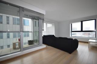 Modern appartement met 1 slaapkamer in 'London Tower' op het levendige Eilandje.Indeling: Inkomhal met vestiairekast en gastentoilet met...