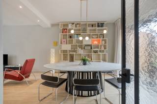 Deze mooi gerenoveerde woning in open bebouwing bevindt zich in Vertrijk, een deelgemeente van Boutersem. De woning biedt heel aangename, heldere en open leefruimtes op het gelijkvloers, 3 kamers op de verdieping en een geïsoleerde, te bestemmen zolderkamer. Achteraan de woning is er een volledig omheinde tuin met een fijn zonneterras.
Omvattende:
Gelijkvloers: inkomhal, zit- en eetkamer, keuken, toiletruimte
Tussenverdieping: wasruimte, badkamer, toiletruimte
Eerste verdieping: nachthal, 3 slaapkamers
Zolderverdieping: ruime zolderkamer
Kelderverdieping: 2 compartimenten
Terras en tuin: gedeelde doorgang, omheinde tuin met zonneterras
Ligging: de woning bevindt zich in Vertrijk, een deelgemeente van Boutersem die een gemakkelijke bereikbaarheid biedt. Bushaltes zijn vlakbij, het station van Vertrijk bevindt zich op 1 km en de aansluiting met de E40 op 1,5 km.
Bekijkt u dit pand via één van onze aanverwante websites, dan verwijzen wij u graag door naar onze eigen website. https://www.itimmo.be/koutemstraat-24-boutersem