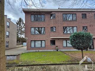 Appartement d'angle rénové au premier étage avec 2 chambres à coucher et terrasse Bel appartement d'angle très lumineux situé dans un quartier vert...