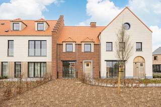 Op een unieke en bijzonder rustige locatie, op wandelafstand van het centrum, bevindt zich deze gloednieuwe en luxueus afgewerkte woning. Een...