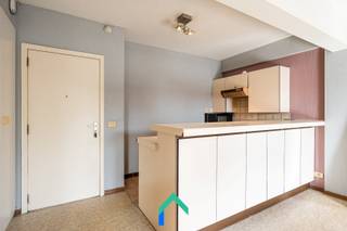 Algemeen <br />Dit gezellige appartement bevindt zich aan Hoefijzer 22 bus 1C in Aalter. De ligging is bijzonder gunstig, op korte afstand van het station van Aalter met vlotte verbindingen naar onder meer Gent, Brugge en Brussel. In de directe omgeving vind je bovendien diverse winkels, supermarkten en horecazaken, wat het dagelijkse leven extra comfortabel maakt.<br /><br />Indeling <br />Je komt binnen in de leefruimte met open keuken. De open keuken sluit naadloos aan op de woonkamer. Het appartement beschikt over één volwaardige slaapkamer. De badkamer is uitgerust met een bad met douchemogelijkheid, lavabo en toilet. Daarnaast is er nog een gemeenschappelijke berging voorzien, wat extra opbergruimte biedt.<br />De grote troef van dit appartement is het ruime zuidgerichte terras, waar je in alle rust kan genieten van de zon . Dit is een absolute meerwaarde voor dit appartement.<br /><br />Varia <br />Dankzij de praktische indeling en het aangename terras is dit appartement ideaal voor wie op zoek is naar een compacte starterswoning of een interessante investering.<br /><br />Troeven<br />* Groot zuidgericht terras<br />* Praktische indeling met open keuken<br />* Ideaal als investering of starterswoning<br /><br />Interesse in dit appartement? Contacteer Loucka vandaag nog voor meer informatie of een bezoek.<br />📞 0469 44 27 57<br />📧 Loucka@gentill.be
