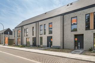 <strong>Energiezuinige afgewerkte woning </strong>met 3 slaapkamers, een berging, fietsenberging, carport en een tuin. <br />Op het gelijkvloers vind je de inkomhal met apart gastentoilet, leefruimte en keuken. Op de eerste verdieping vind je 3 slpk., een berging, aparte toilet en badkamer.<br /><br />Meer info? Contacteer ons via 03 808 27 82 of info@matexi.be. Surf naar matexi.be/broechem.
