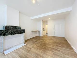 <br />Op een uitstekende locatie in het hart van de stad, op de Brabantdam, bevindt zich deze praktisch ingerichte studio. Deze eigendom biedt u het beste van twee werelden: enerzijds stapt u buiten direct in de gezellige stadsdynamiek met winkels, horeca en openbaar vervoer vlak bij de deur, en anderzijds geniet u binnenin van een aangename en ontspannende rust.<br /><br />De studio kent een efficiënte ruimte-indeling met een totale oppervlakte van 36 m². <br /> <br /><br />Praktische info<br /><br />Beschikbaarheid: 17/11/2026<br /><br />Bewoonbare oppervlakte: 36 m²<br /><br />Huurprijs: 775,00 EUR<br /><br />Algemene kosten: 60,00 EUR <br /><br />Deze AI-visualisaties zijn bedoeld als inspiratie. Er werd geen rekening gehouden met technische specificaties, stedenbouwkundige voorschriften of de concrete mogelijkheden tot realisatie.