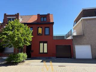 Op een uitstekende locatie nabij het centrum van Kortrijk bevindt zich deze volledig gerenoveerde en energiezuinige woning. Dankzij de combinatie van ruimte, comfort en een vlotte bereikbaarheid is dit de ideale thuis voor starters, gezinnen of investeerders.<br /><br />Via de inkomhal met gastentoilet komt u in de lichtrijke leefruimte met open keuken. Deze aangename woonruimte vormt het hart van de woning en geeft uit op een gezellige stadskoer waar u in alle rust kunt genieten. Een extra troef is de garage met sectionale poort.<br /><br />Op de eerste verdieping bevinden zich twee ruime slaapkamers en een zonnig dakterras. De tweede verdieping biedt nog twee volwaardige kamers die perfect kunnen dienen als slaapkamer, bureau of hobbyruimte.<br /><br />Troeven:<br /><br />✔ Volledig gerenoveerd en instapklaar<br />✔ EPC-label B<br />✔ 4 slaapkamers<br />✔ Garage met sectionale poort<br />✔ Gezellige stadskoer en dakterras<br />✔ Centrale ligging nabij winkels, scholen en invalswegen<br /><br />Een verrassend ruime woning op een toplocatie in Kortrijk, klaar om meteen in te trekken. <br /><br />Neem contact op met Maxime Vanneste via 0498 44 78 00 of info@maximevanneste.be voor meer informatie of een bezoek ter plaatse.
