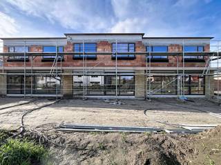 SITUATION

Dans une rue calme sans issue, à proximité du marché et du centre animé de Wetteren, un nouveau projet immobilier exclusif comprenant seulement 6 logements à l'architecture contemporaine moderne voit le jour.
Les bonnes connexions avec l'E40 et la Brusselsesteenweg vous permettent de rejoindre rapidement Gand ou Bruxelles. De plus, les commerces, les écoles, les transports en commun, les sentiers de randonnée et les pistes cyclables se trouvent tous à deux pas.

PROJET ET FINITIONS

Chaque habitation offre d'excellentes performances énergétiques grâce au chauffage par le sol via une pompe à chaleur, des panneaux solaires et un système de ventilation D.
Choisissez entre des constructions ouvertes, fermées ou semi-ouvertes, chacune avec 3 chambres, au moins 1 ou 2 places de parking incluses dans le prix, une terrasse privée et un jardin. 
Un local à vélos commun et un local à déchets pour plus de commodité constituent des atouts supplémentaires. 

AVANTAGE DE LA TVA À 6 % 

Bénéficiez du taux de TVA réduit de 6 % si vous remplissez les conditions requises. Nouveauté pour les investisseurs : le taux de TVA de 6 % s'applique désormais également aux achats loués pendant 15 ans (sous réserve des conditions légales applicables). 
Cela réduit le coût d'achat et peut améliorer considérablement votre rendement net.

Contactez Kevin pour plus d'informations : 0476 66 55 50.

(Surfaces estimées, certaines photos proviennent d'un projet de référence ou sont des rendus)