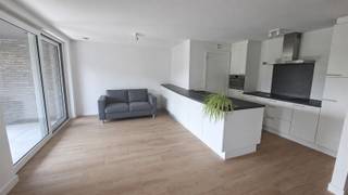 <p><span>PRACHTIG RECENT NIEUWBOUW APPARTEMENT MET LIFT, 3 SLAAPKAMERS, TERRAS EN INPANDIGE AUTOSTAANPLAATS! </span></p><p><span> </span></p><p><span>Een rondleiding doorheen het appartement:</span></p><p><span><br />GELIJKVLOERSE VERDIEPING:<br />- Gemeenschappelijke inkomhal met lift</span></p><p><span>- Privatieve auto staanplaats </span></p><p><span>- Privatieve kelder berging</span></p><p><span><br /><br />TWEEDE VERDIEPING:<br />- Inkomhal<br />- Apart toilet met handenwasser<br />- Ruime lichtrijke leefruimte met toegang naar terras<br />- Open keuken <br />- Berging met aansluiting voor wasmachine en droogkast<br />- Terras</span></p><p><span>- Nachthal<br />- Slaapkamer 1 (13,3m</span><span><sup>2</sup></span><span>) met douchekamer<br />- Slaapkamer 2 (9m</span><span><sup>2</sup></span><span>)<br />- Slaapkamer 3 (11,3m</span><span><sup>2</sup></span><span>)</span></p><p><span>- Badkamer voorzien van bad, douche, badkamermeubel en toilet<br /><br /></span></p><p><span>Forfaitaire vaste kosten: 75EUR/maand (verbruik gemene delen + lift) <br />ONMIDDELIJK BESCHIKBAAR! </span></p><p><span> </span></p><p><span> </span></p><p><span>Benieuwd naar deze topper? Contacteer ons dan zeker voor een vrijblijvend bezoek en meer informatie! <br />Telefonisch via: 03 644 00 88 of via mail: info@immodelaet.be</span></p><p><span> </span></p><p><span> </span></p>