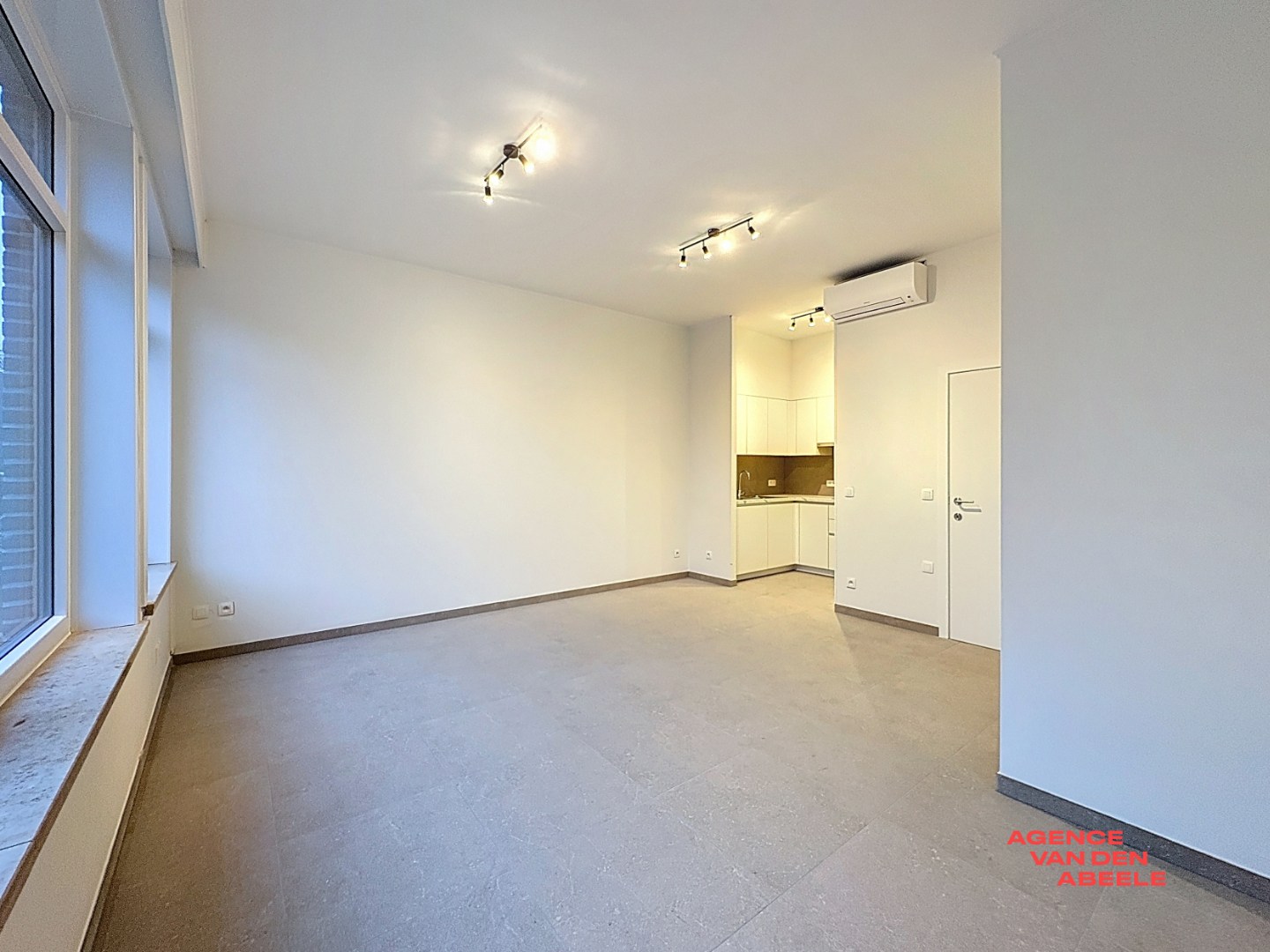 Gerenoveerd gelijkvloers appartement met tuin en garage - foto 4