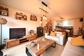 Instapklare hoog afgewerkte duplex gelegen dichtbij het centrum van Menen. Het appartement is ingedeeld als volgt:Inkomhal met toilet, ruime...