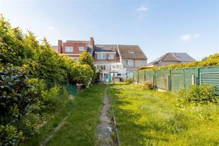 <p>Looking for a home with lots of potential to fill to your own desires in a prime location in Zottegem?<br />This bell floor home is located near the center, within walking distance of several primary and secondary schools, stores and other daily amenities.</p><p>On the ground floor the house has a practical indoor garage, a laundry room and a veranda overlooking the garden. <br />The second floor comprises a separate guest toilet, the bright living room and the kitchen.<br />On the second floor, renovation work has already been started. Here there are two full-size bedrooms and an already finished renovated bathroom. <br />Further, the house has an attic floor. The spacious night hall offers the possibility of providing a fixed staircase to this additional floor, which can easily create a third bedroom or multipurpose room.</p><p>Outside, you enjoy a deep garden with convenient back gate that gives direct access to the street behind, Meire.</p><p>This home represents the ideal opportunity for those looking for a centrally located home with possibilities and the chance to further finish to your own taste.<br />Interested? Contact us and discover for yourself the assets of this property!</p>
