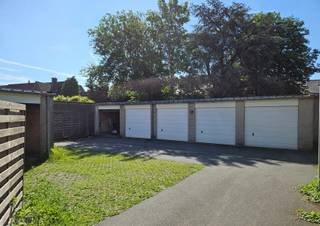 Ruim en centraal gelegen appartement met 3 slaapkamers en garage in Torhout

Dit ruim appartement is ideaal gelegen in het centrum van Torhout, op wandelafstand van winkels, scholen, openbaar vervoer en andere voorzieningen. Bovendien beschikt het appartement over een private garage.

De indeling is als volgt:

Via de inkomhal met gastentoilet bereikt u slaapkamer 1 en slaapkamer 2. Verder is er een ruime badkamer uitgerust met een douche, ligbad, wastafel en aansluiting voor een wasmachine en droogkast.

De ingerichte keuken beschikt over een nieuwe kookplaat, oven, dampkap en koelkast. Aansluitend vindt u een gezellig terrasje waar het aangenaam vertoeven is.

Op de verdieping bevindt zich een ruime en lichtrijke zithoek met plaats voor een bureelhoek, evenals slaapkamer 3.

Troeven van dit appartement:

* Centrale ligging in Torhout
* 3 volwaardige slaapkamers
* Private garage inbegrepen
* Ruime leefruimte met bureelhoek
* Terrasje
* Instapklare keuken met nieuwe toestellen

Huurprijs: 825 EUR / maand + 50 EUR voor de garage 
Geen algemene kosten! 

Interesse? Neem gerust contact op voor meer informatie of een bezoek ter plaatse.
marlies@immovernack.be